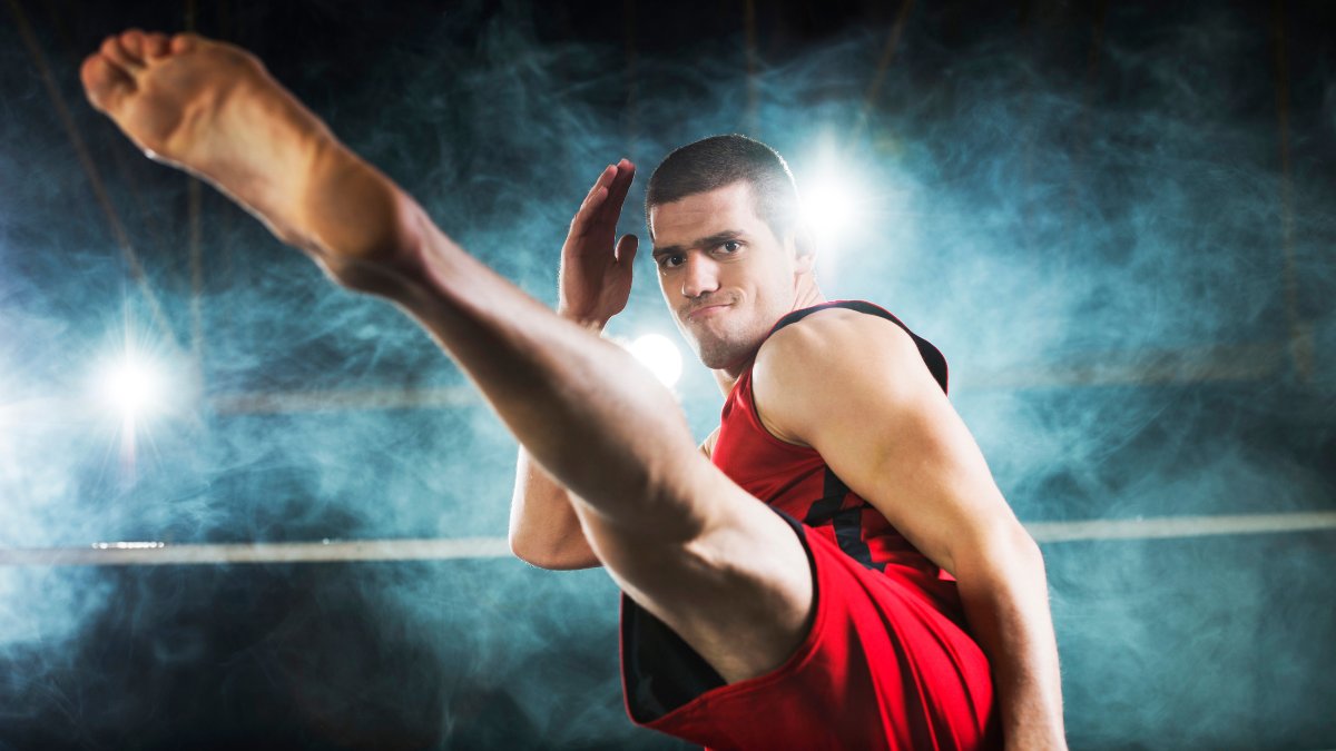 Kickboxing a Monza — atleta esegue calcio alto K1 durante allenamento in palestra